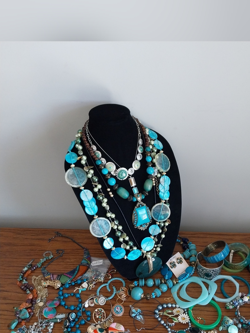 Assorted Turquoise & Gold Jewelry Lot - Picture 7 of 9